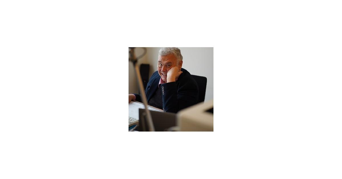 Meinrad Müller am Schreibtisch